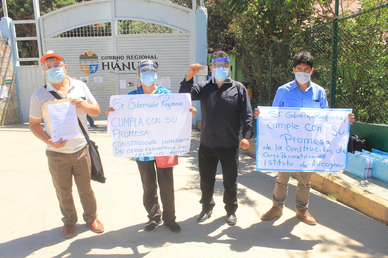 Docentes exigen a gobernador regional cerco perimétrico para instituto de Aucayacu