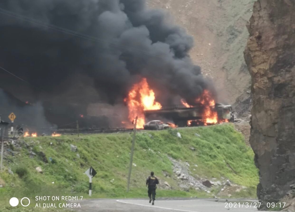 Cierran Carretera Central por incendio de convoy de camiones cisterna con combustible