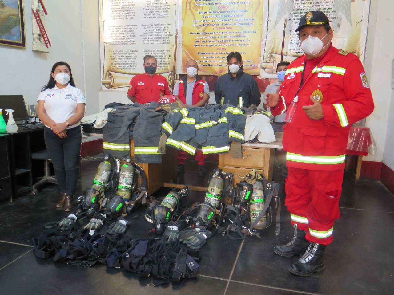 Congresista Fabián entregó equipos de protección personal a bomberos de Huánuco