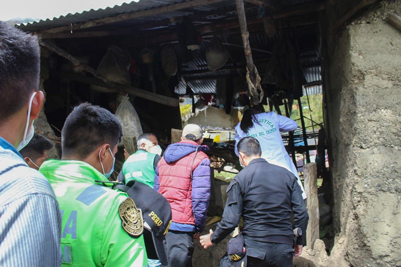 Derrumbe de una vivienda mata a jóvenes esposos y sus hijos de 5 años y una bebé de 3 meses