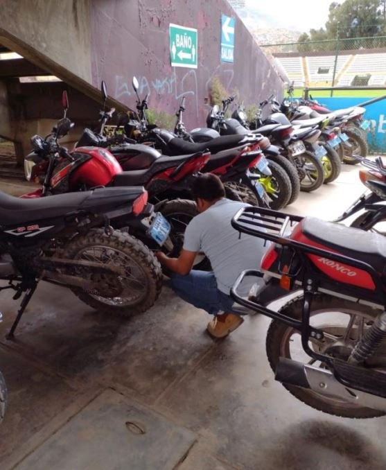 Investigan a inspector de tránsito por hurto de piezas de motos de depósito municipal