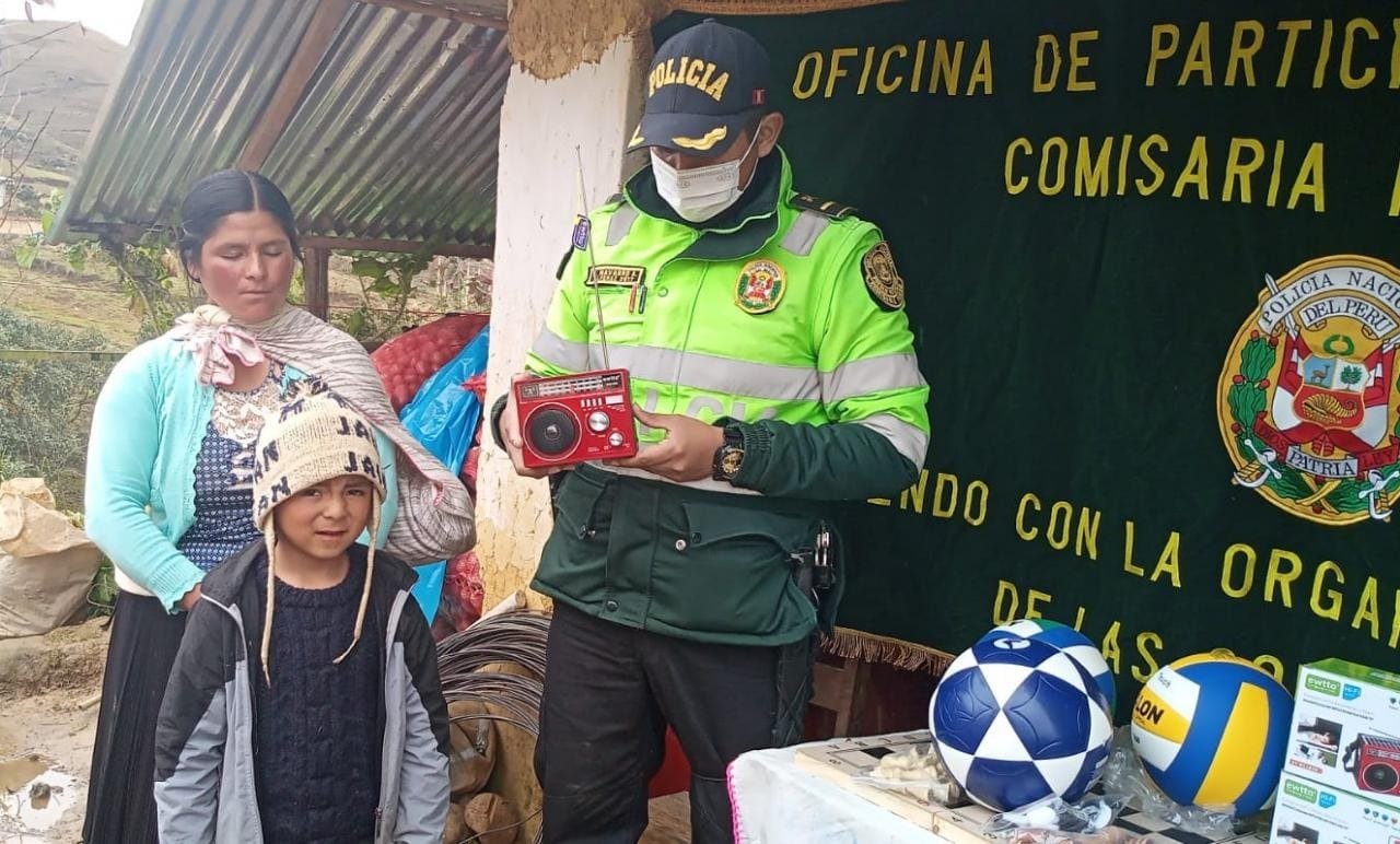 Policías de Panao regalan radios portátiles a escolares