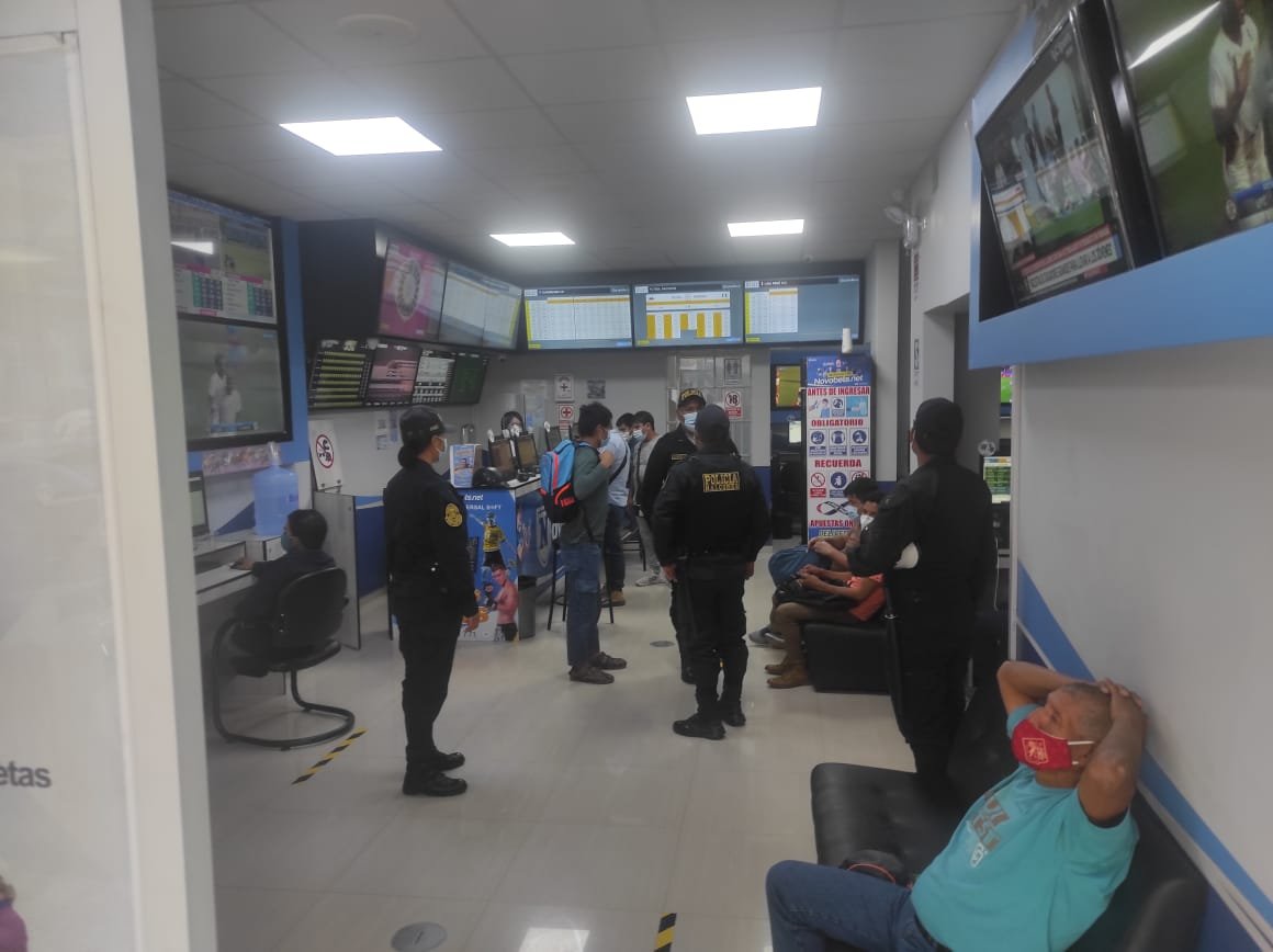 Multan a 19 personas sorprendidas en un bar clandestino y casa de apuestas