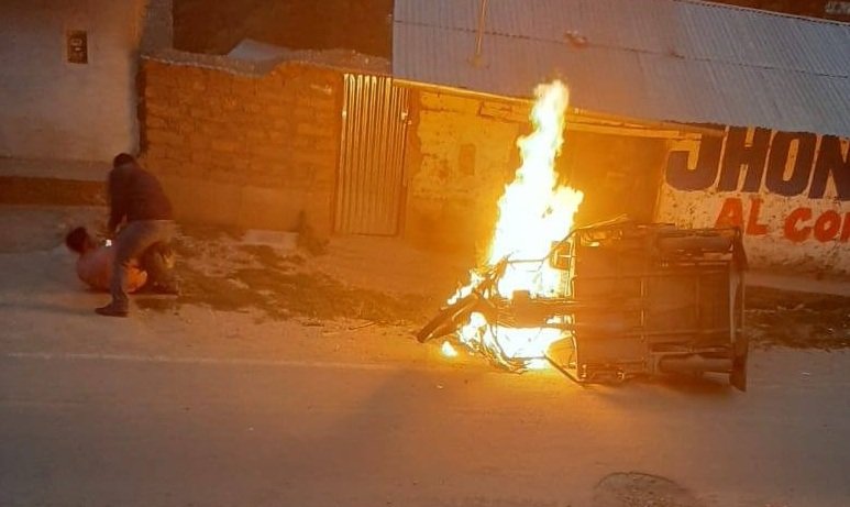 Trimovil arde en llamas tras sufrir un despiste, pero chofer y pasajeros se salvan