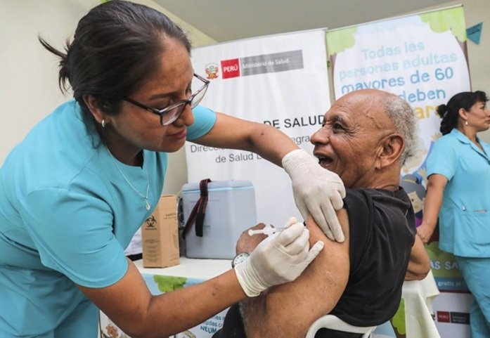 Vacunación a adultos mayores arranca el lunes 8 con afiliados a Padomi de EsSalud
