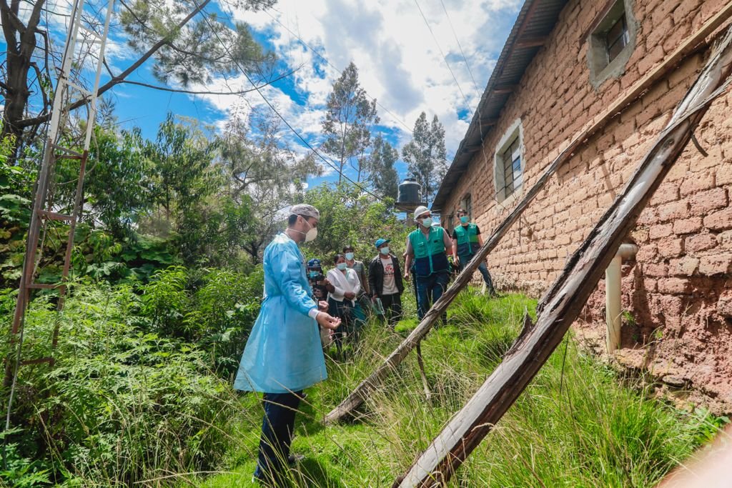 Pared de posta médica en Malconga en riesgo de colapsar, es sostenida con puntales