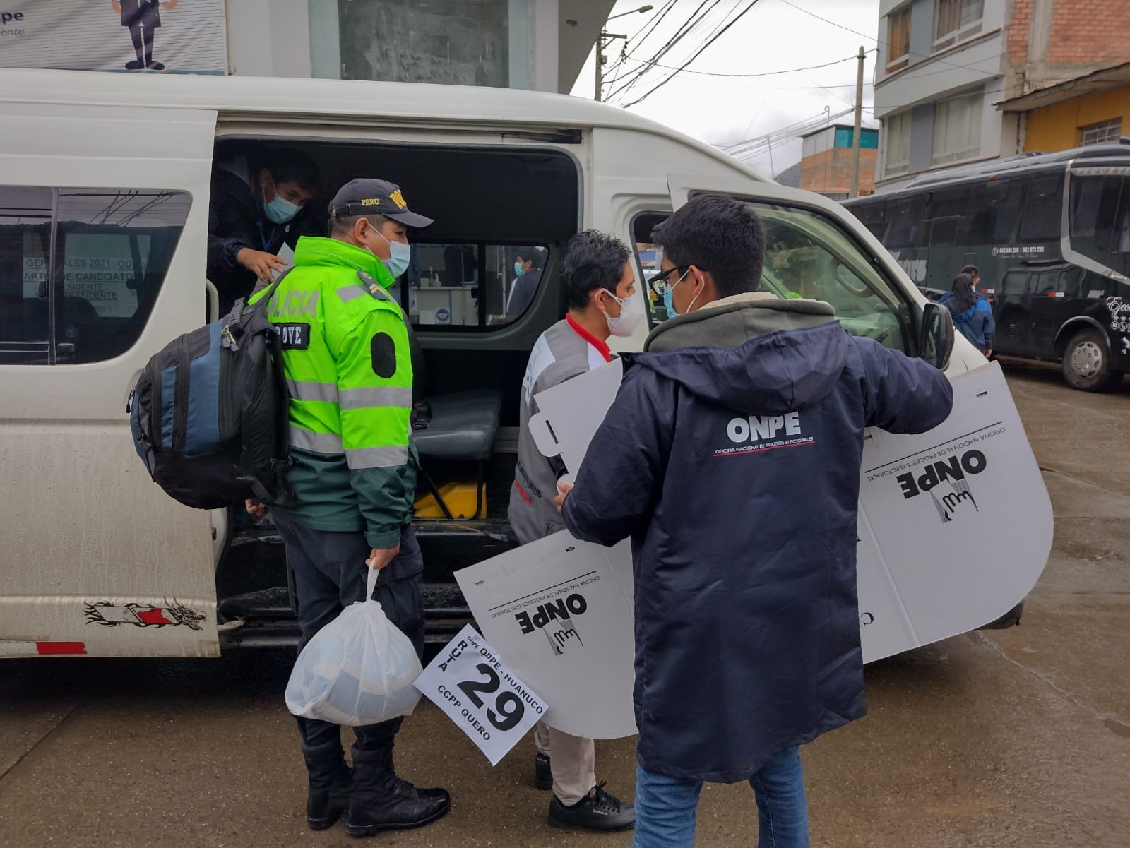 Primer despliegue de material electoral en Huánuco fue al poblado de Santa Virginia en Pachitea