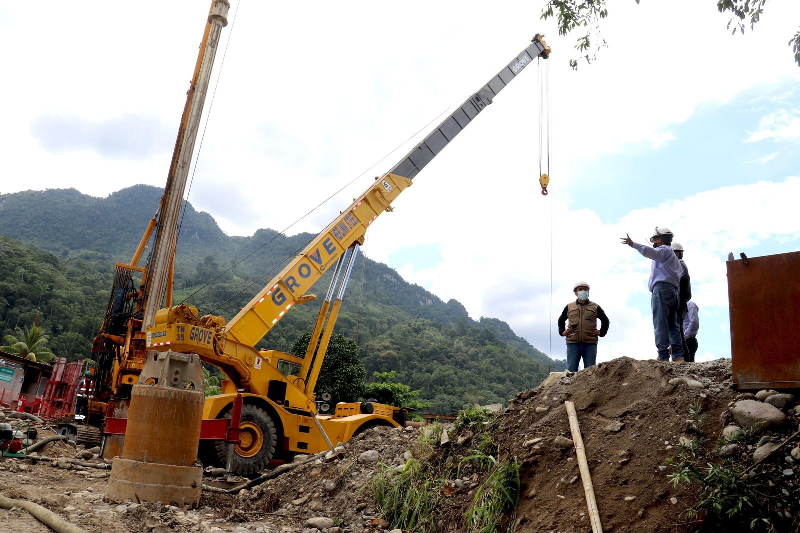 Consejero cuestiona demora en construcción de puente en Tingo María