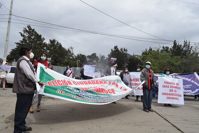 Protestan exigiendo a fiscalía resultados de investigación a gobernador regional