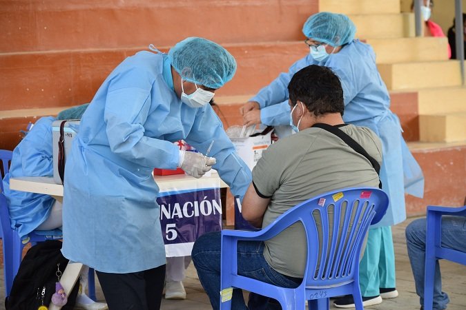 Desde hoy, aplican tercera dosis contra la Covid-19 a mayores de 18 años a más