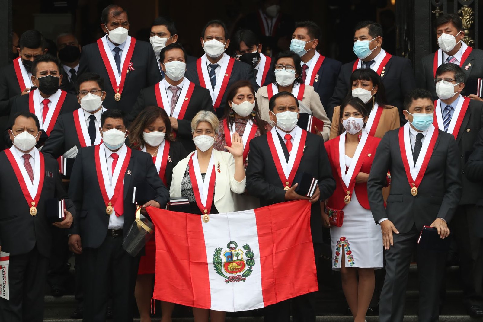 Primero congresistas en juramentar son de Perú Libre, Juntos por el Perú y Partido Morado