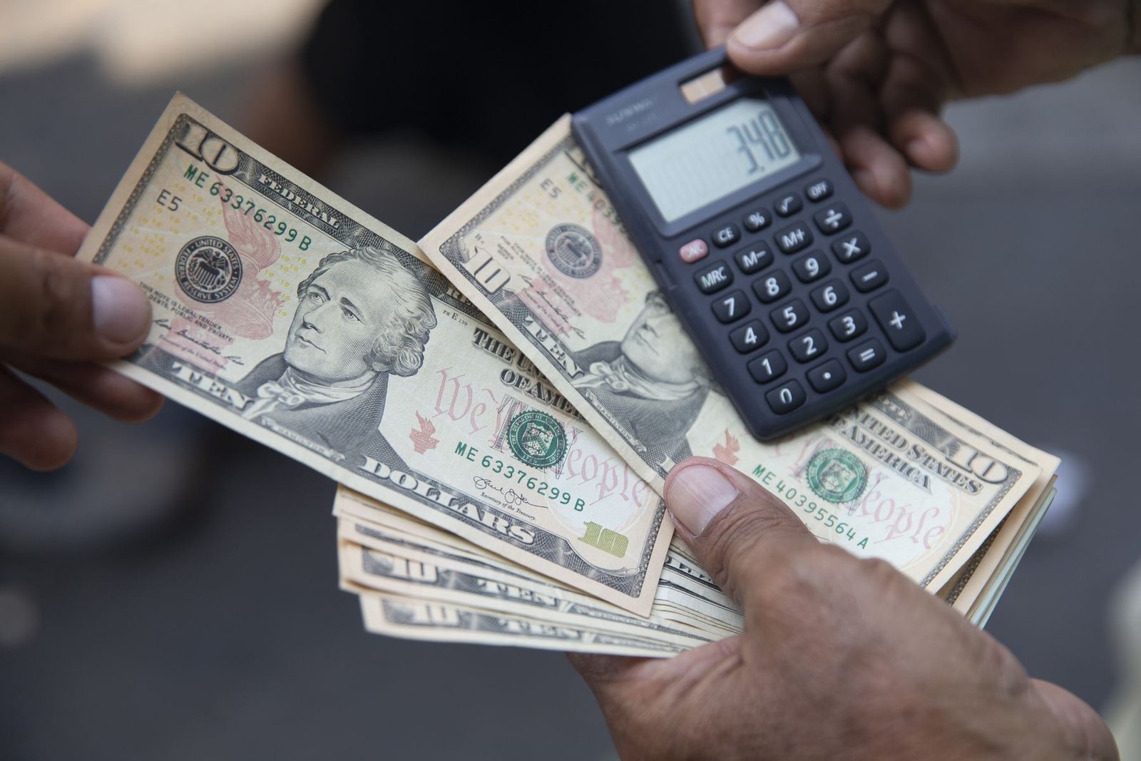 Dólar presenta ligera baja al inicio de la jornada cambiaria