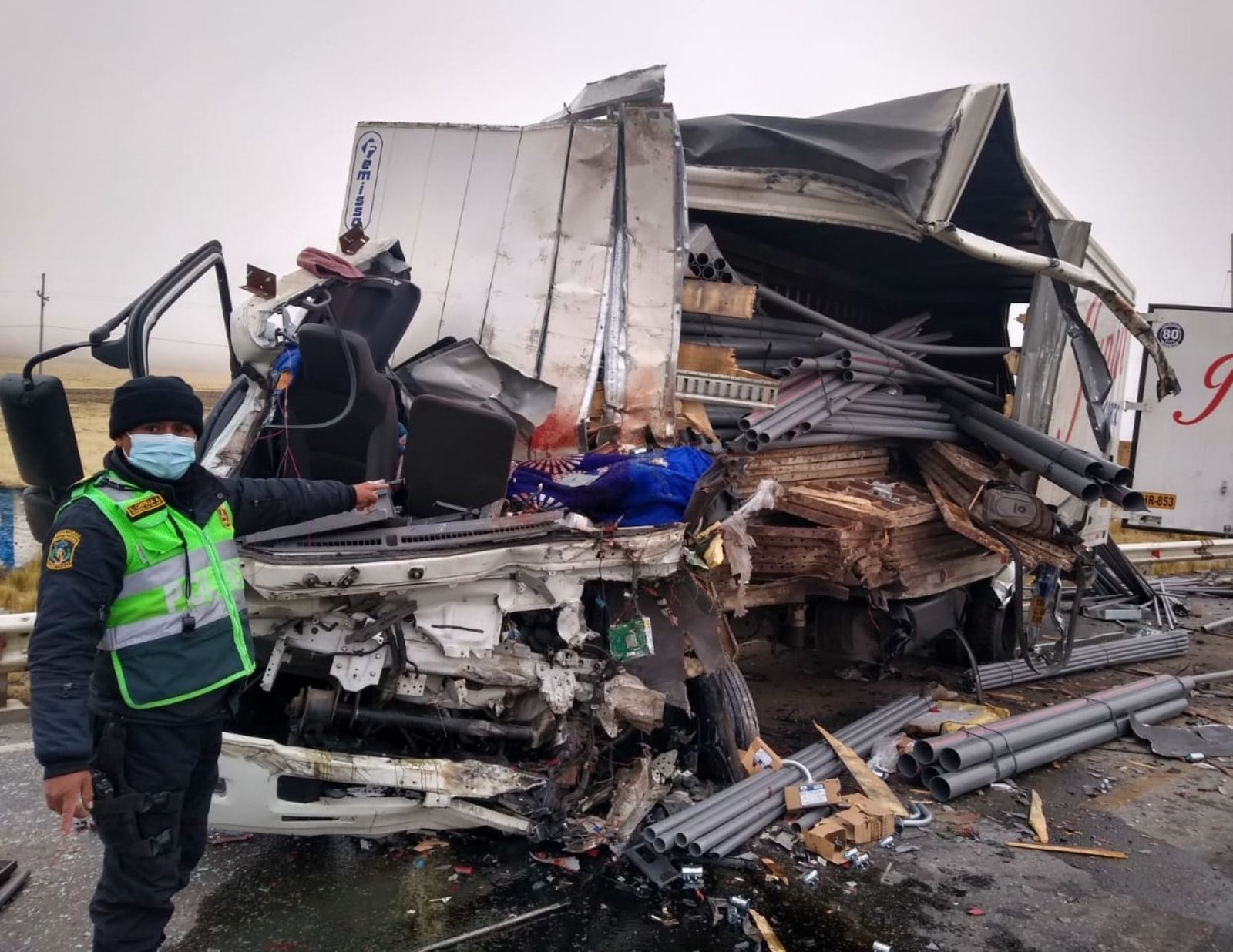 Tres personas mueren en choque entre camión y semitrailer en la carretera Central