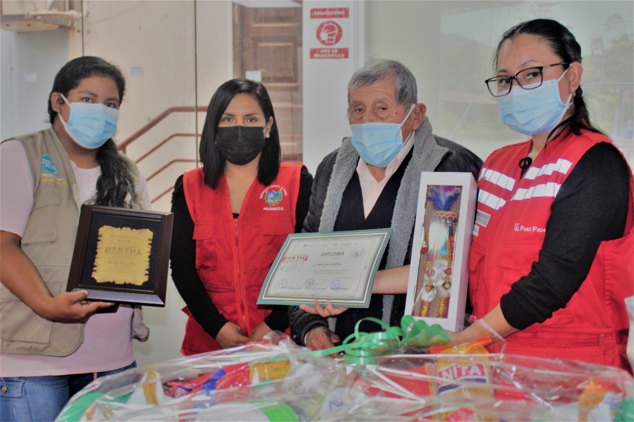 Adultos mayores recibieron Premio Martha Villanueva