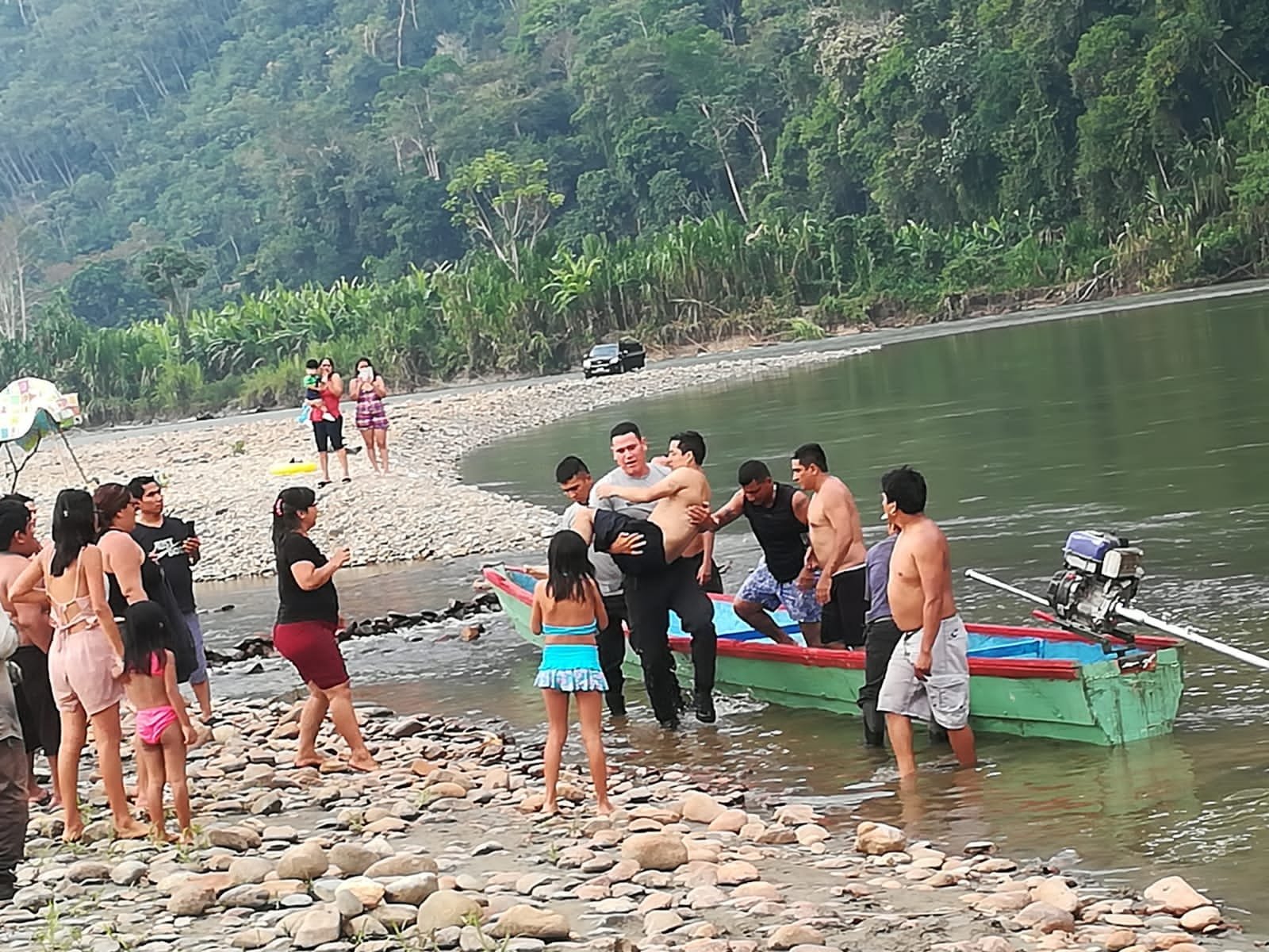 Policías y moradores salvan a enfermero que se ahogaba en el río Monzón