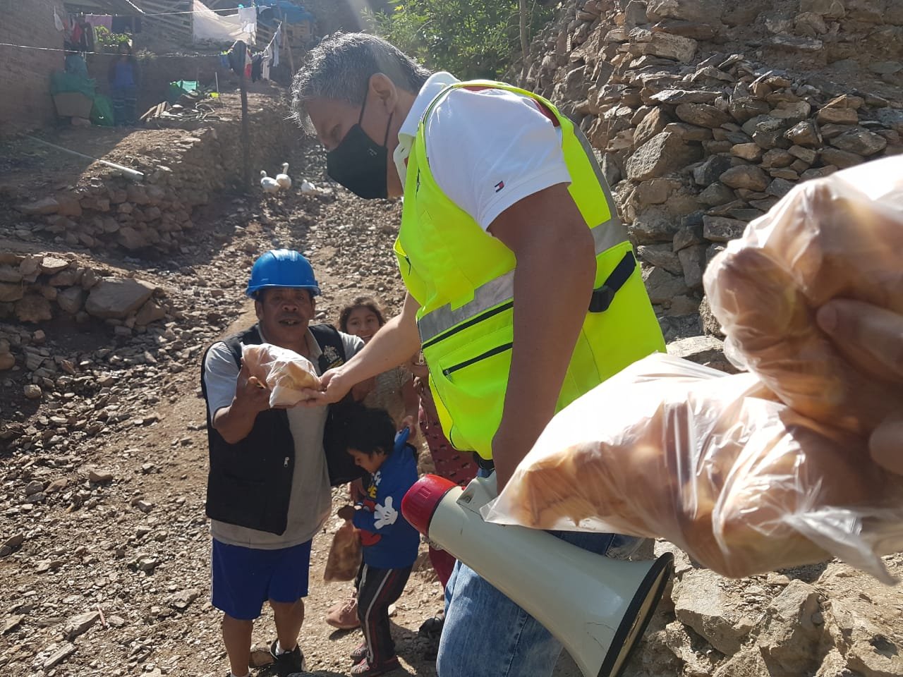 Alcalde entrega más 5 mil panes a familias vulnerables en Amarilis