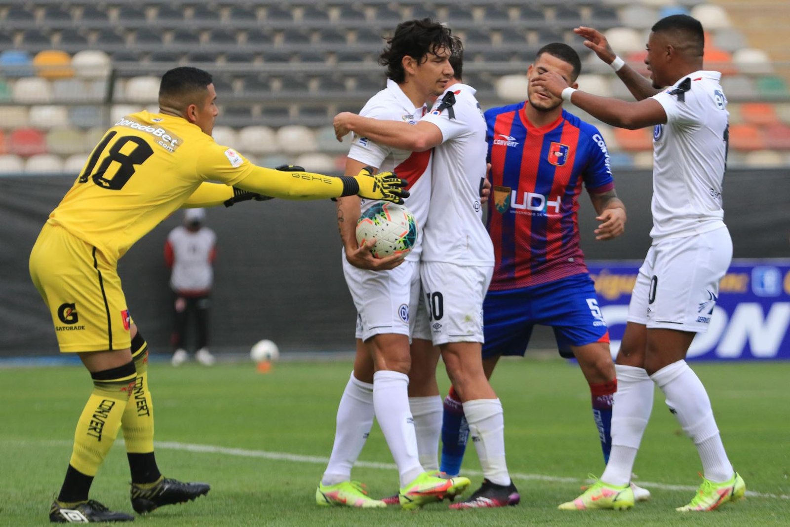 Municipal goleó 3 – 0 a Alianza Universidad