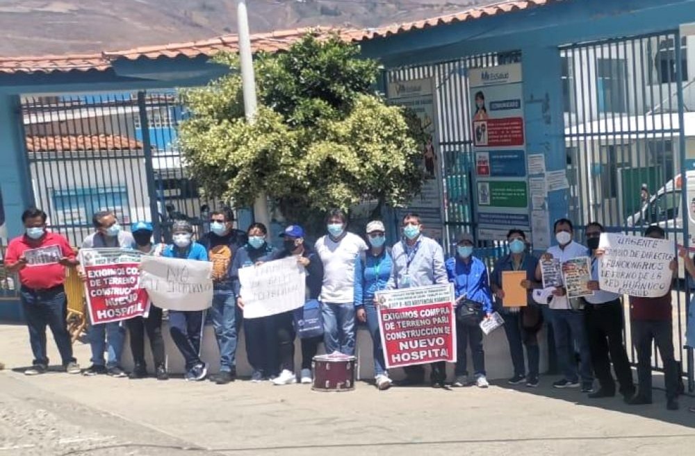 Protestan en EsSalud pidiendo la salida del director del hospital