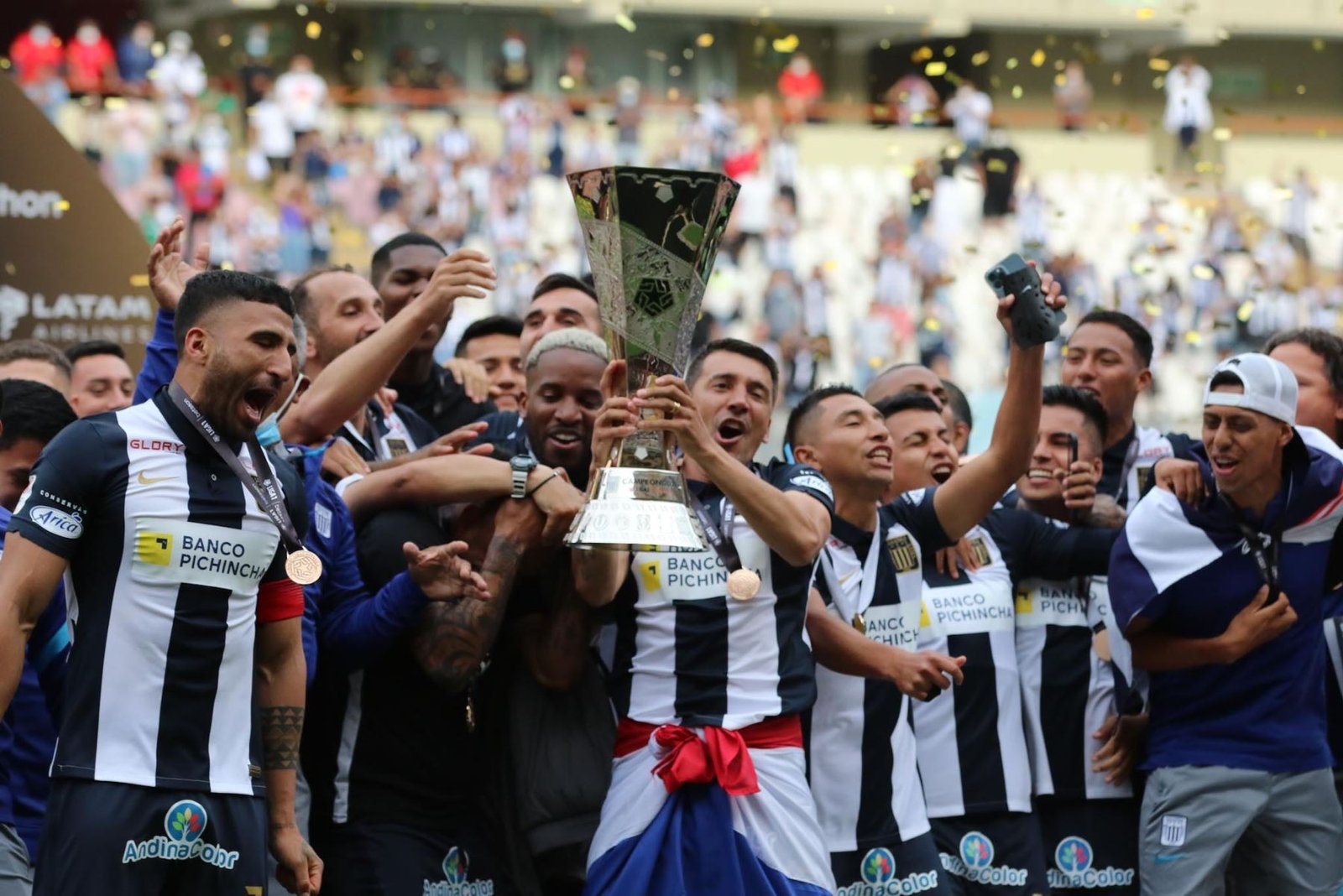 ¡Alianza Lima levanta la copa! De estar listo para jugar en la segunda