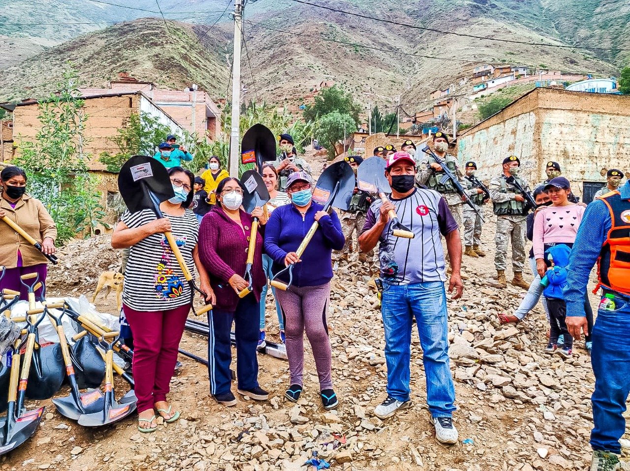 Pobladores afectados por lluvias en Amarilis reciben herramientas