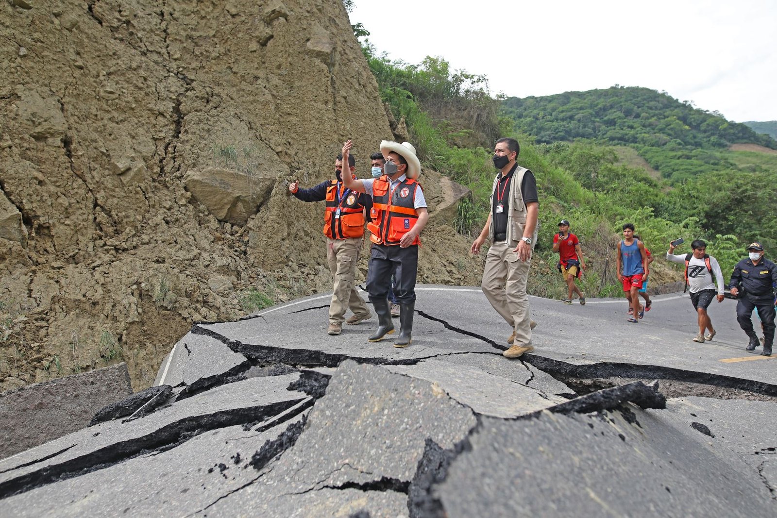 Gobierno declara en emergencia cuatro regiones a causa del sismo