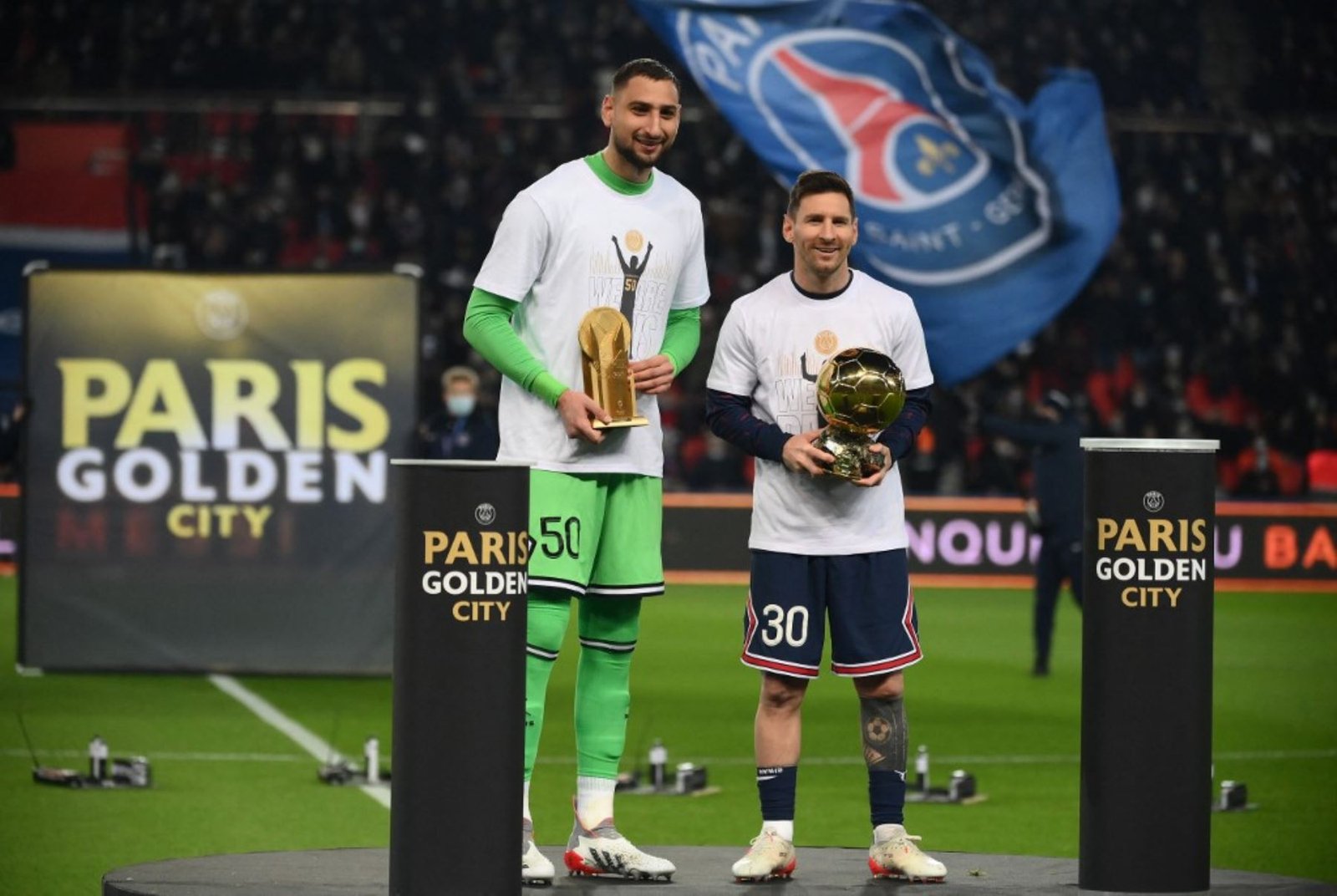 Messi presenta el Balón de Oro al público del Parque de los Príncipes