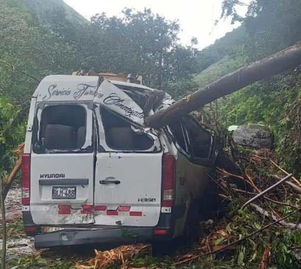 Caída de árbol sobre vehículo mata a un pasajero en Cayumba
