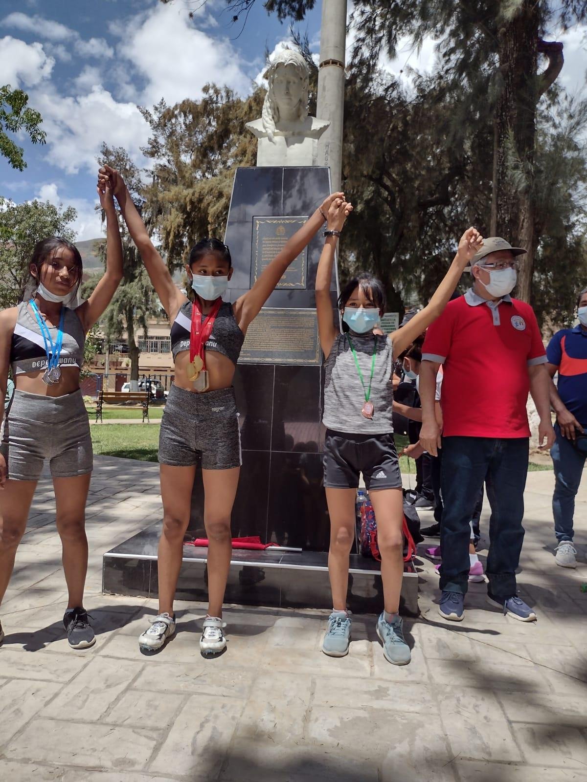 Atletas participaron en clausura de competencias del 2021