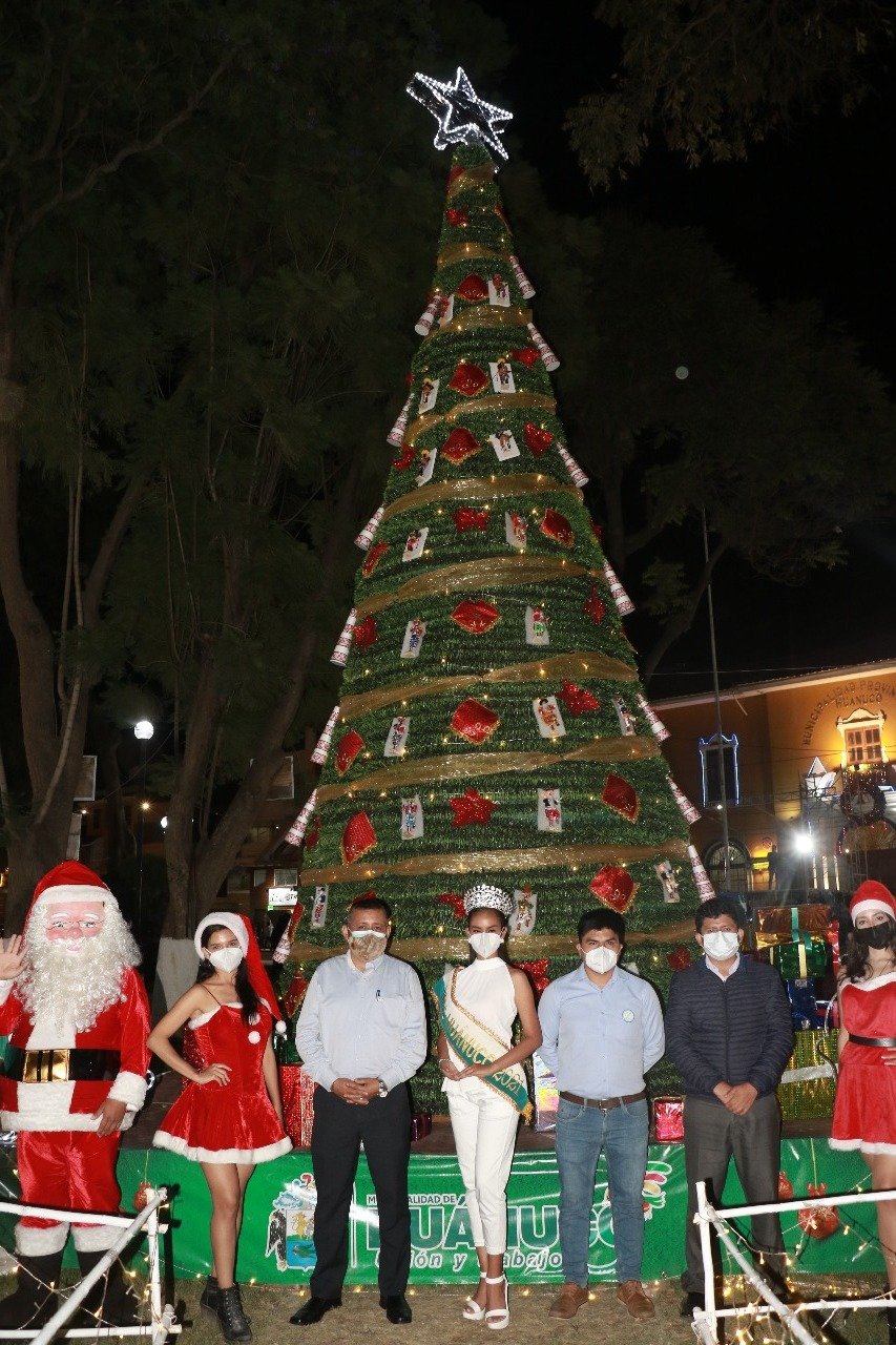 Plaza de Armas de la ciudad de Huánuco lista para vivir la fiesta de la Navidad en familia