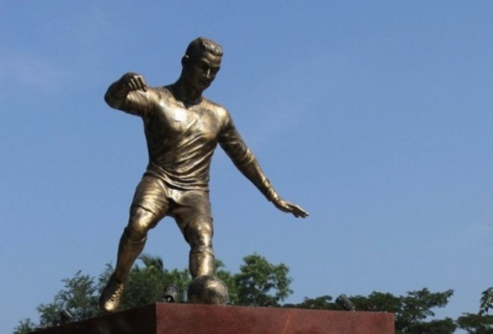 Estatua de Cristiano Ronaldo sigue causando rechazo en la India