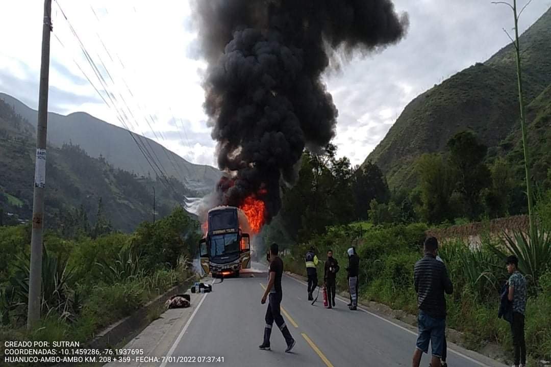 Cortocircuito causó que bus interprovincial arda en llamas en la carretera Central