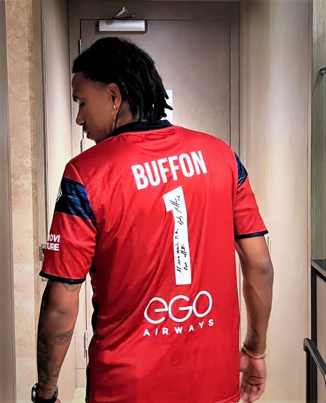 Lapadula regaló camiseta de Buffon a Gallese