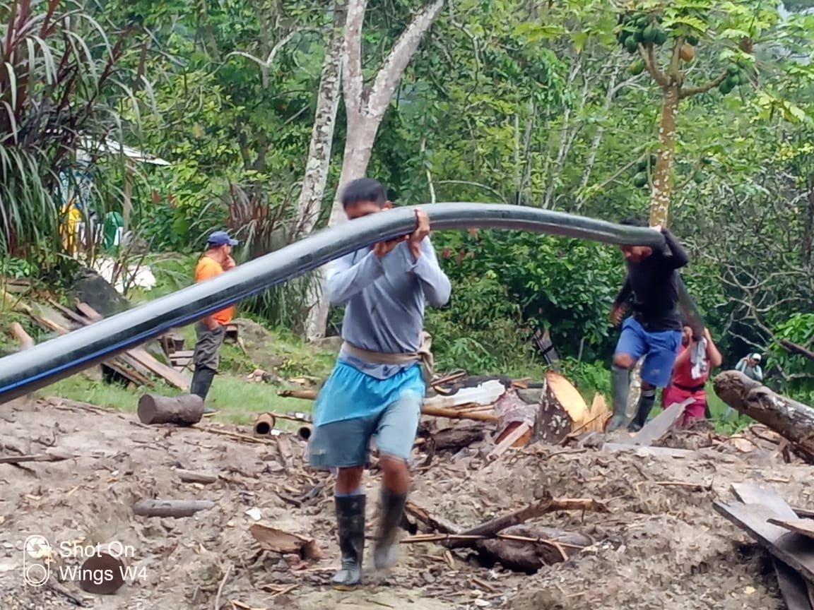 Con mangueras hidráulicas buscan recuperar servicio de agua potable en Naranjillo