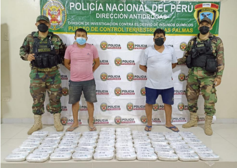 Investigan a conductor y ayudante por trasladar 62 kilos de cocaína