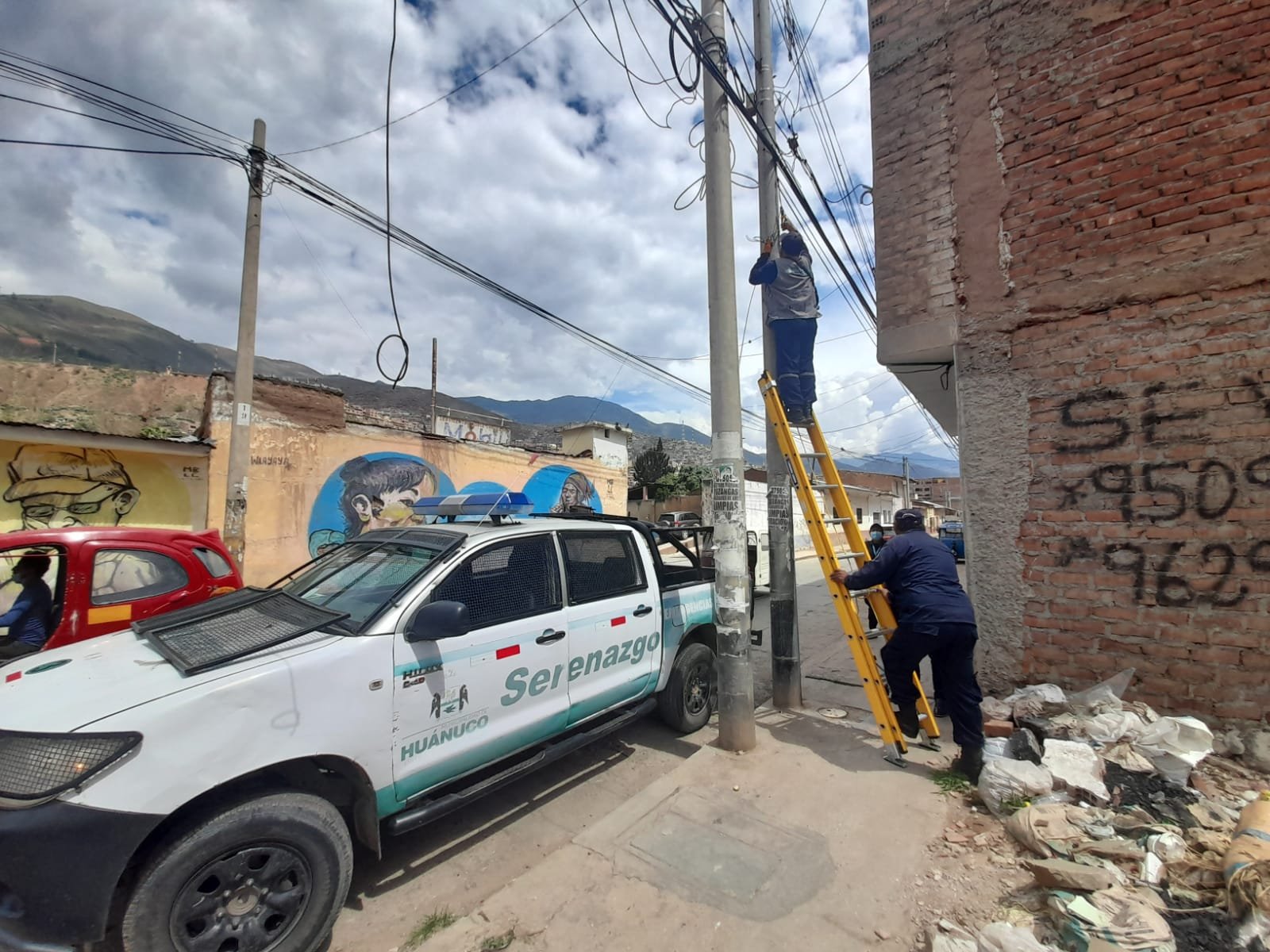 Retiran cables sueltos y en desuso en varias calles de la ciudad de Huánuco