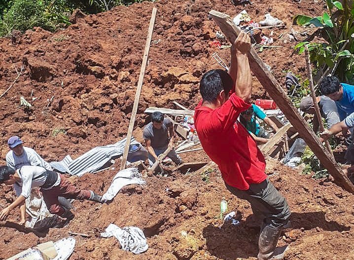 Madre, un recién nacido y una niña de 2 años mueren aplastados por deslizamiento de un cerro