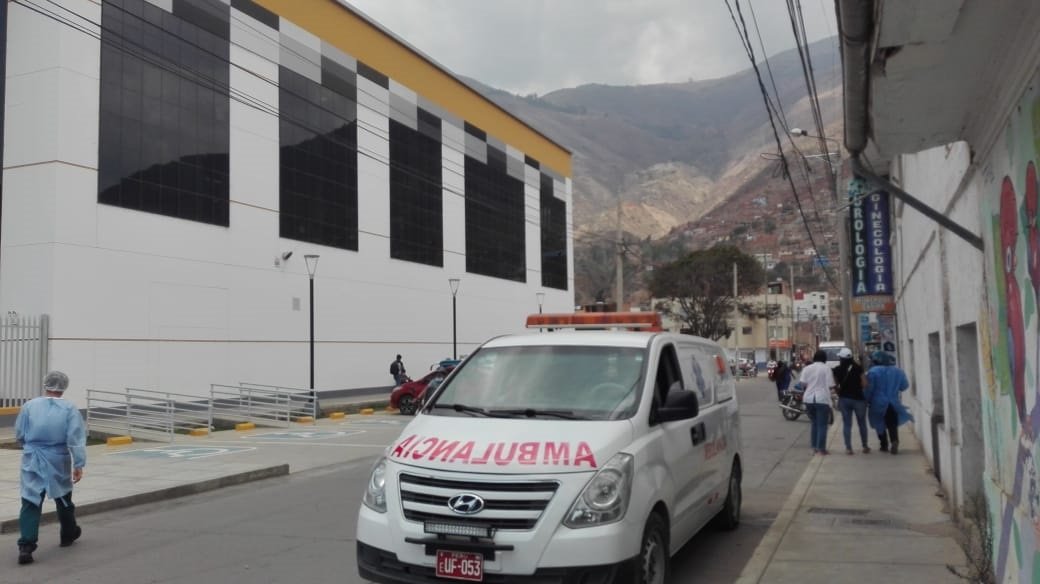 Mujer llega al hospital con un cuchillo incrustrado en el estómago