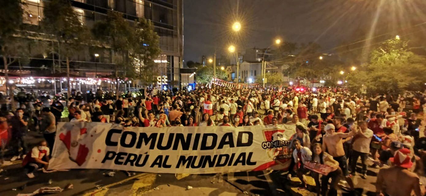 Perú se juega la vida hoy en Montevideo y miles de hinchas lo acompañan en ello