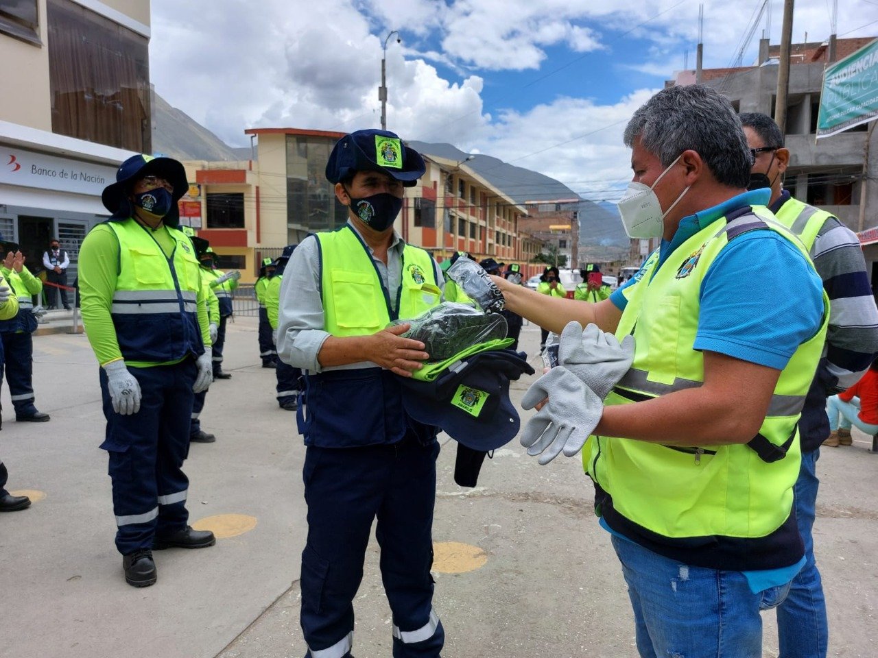 Trabajadores de limpieza y parques de Amarilis reciben equipos de protección personal