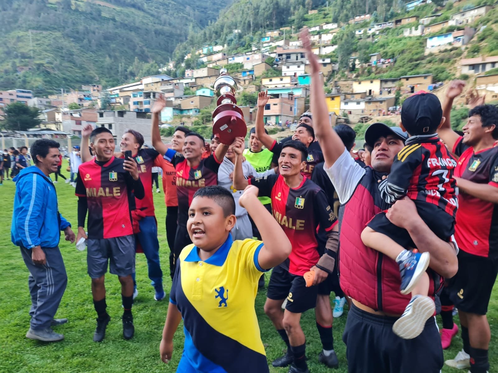 Once Caldas campeón en Huariaca