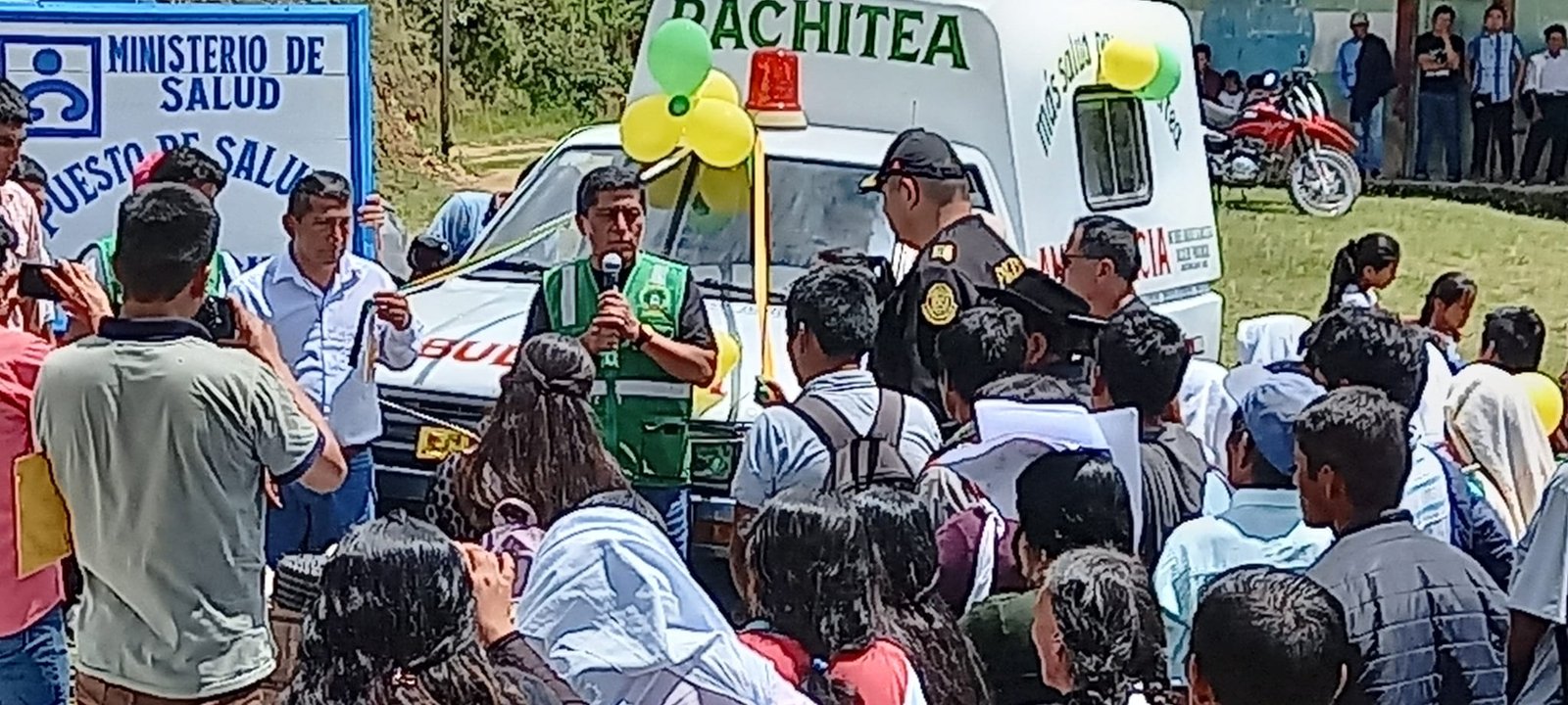 Alcalde de Pachitea entrega ambulancia para el  alejado poblado de Santa Virginia