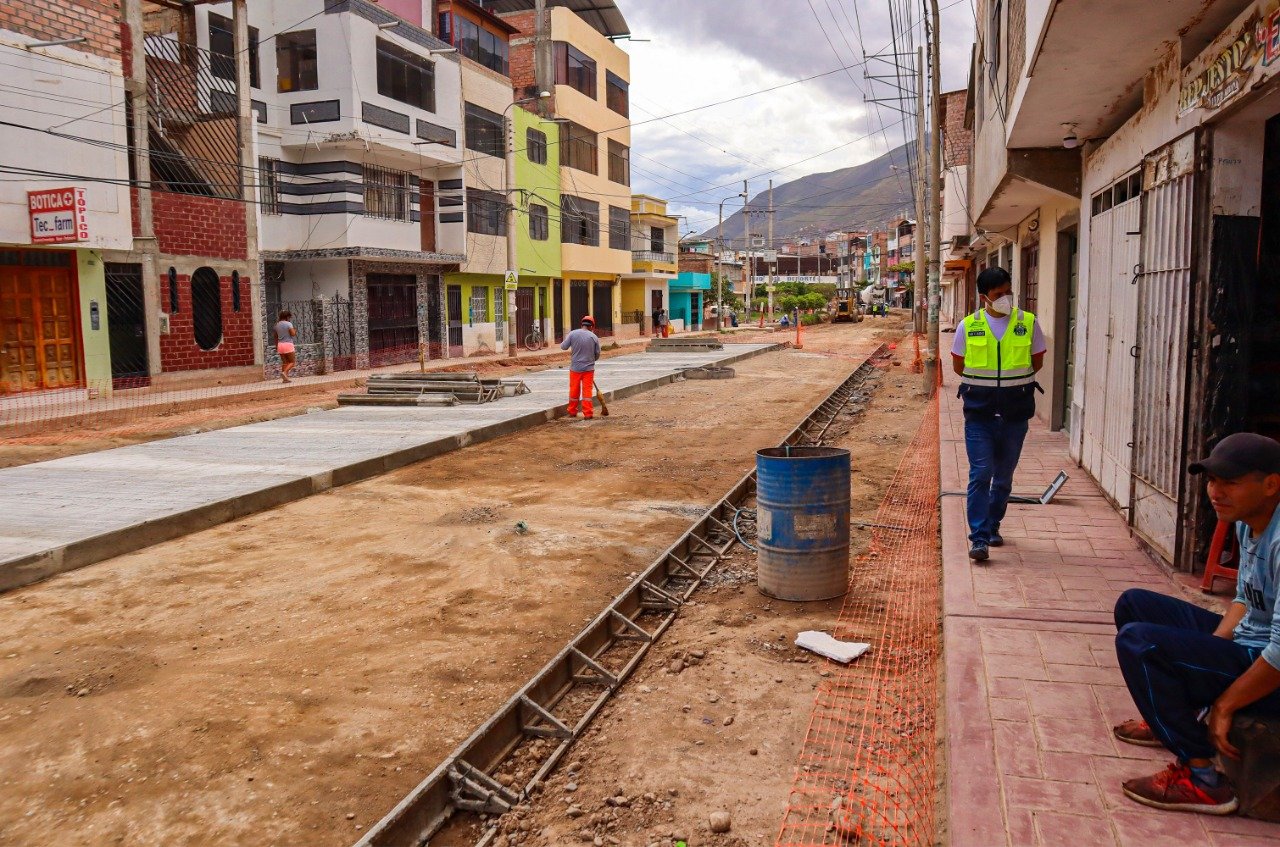 Amarilis: pistas y veredas en av. Los Girasoles con 80% de avance