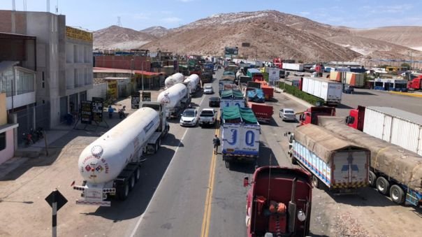 Transportistas de carga pesada mantienen bloqueada varias carreteras del país