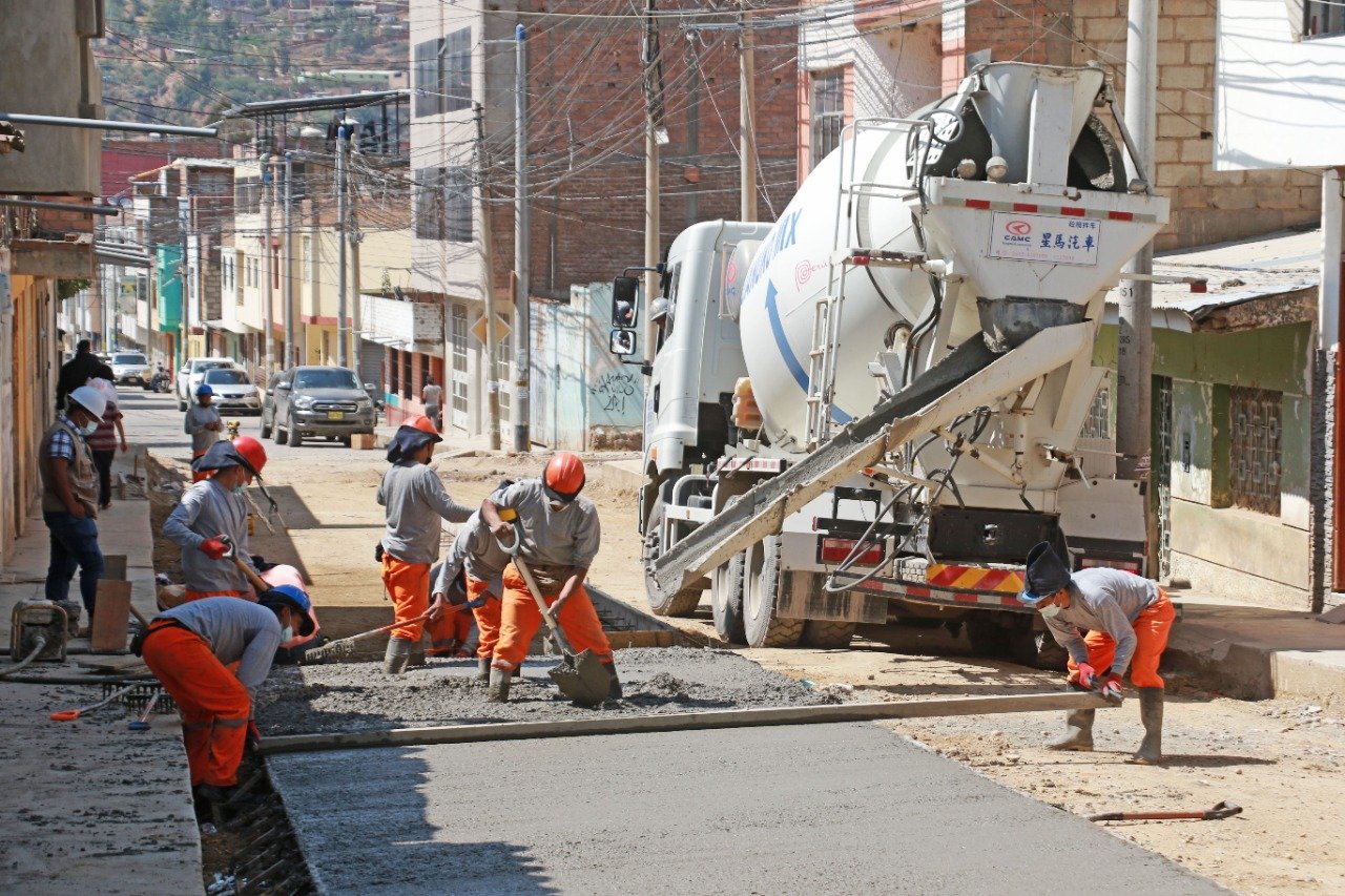 Avanza construcción de pistas y veredas en calles céntricas de la ciudad de Huánuco