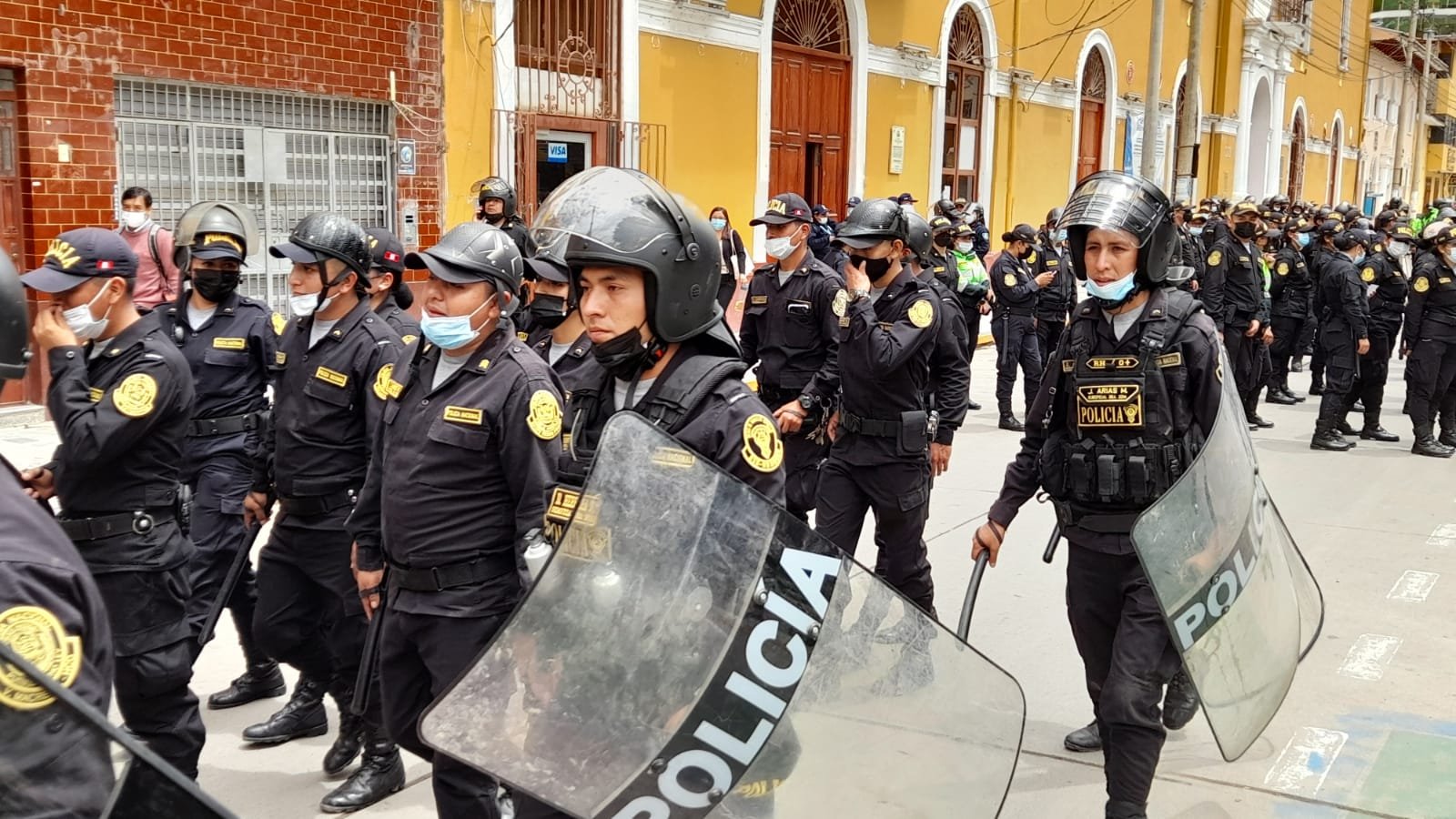 Paro de transportistas: seis policías atacados con piedras resultaron heridos