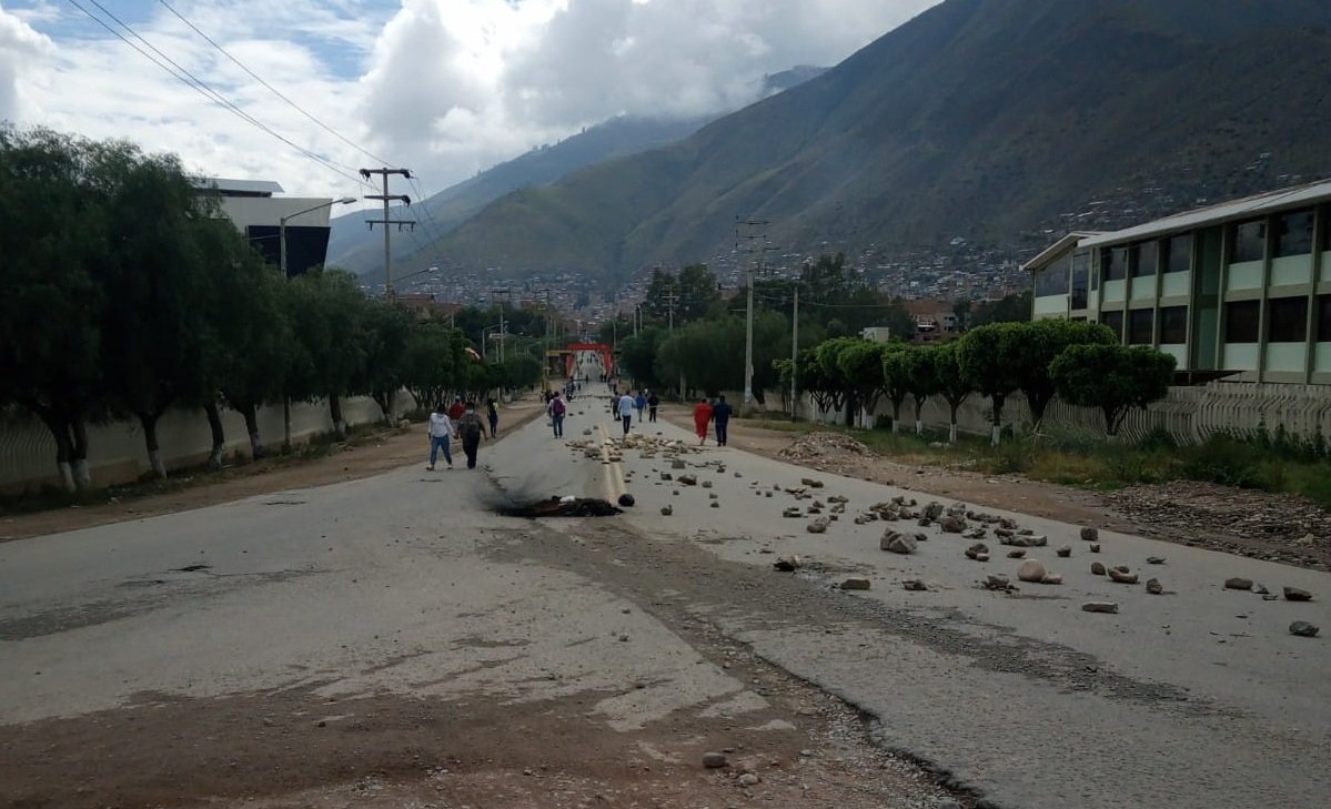 En segundo día de protestas continuaron las vías bloqueadas y hubo cierre total de actividades en Huánuco