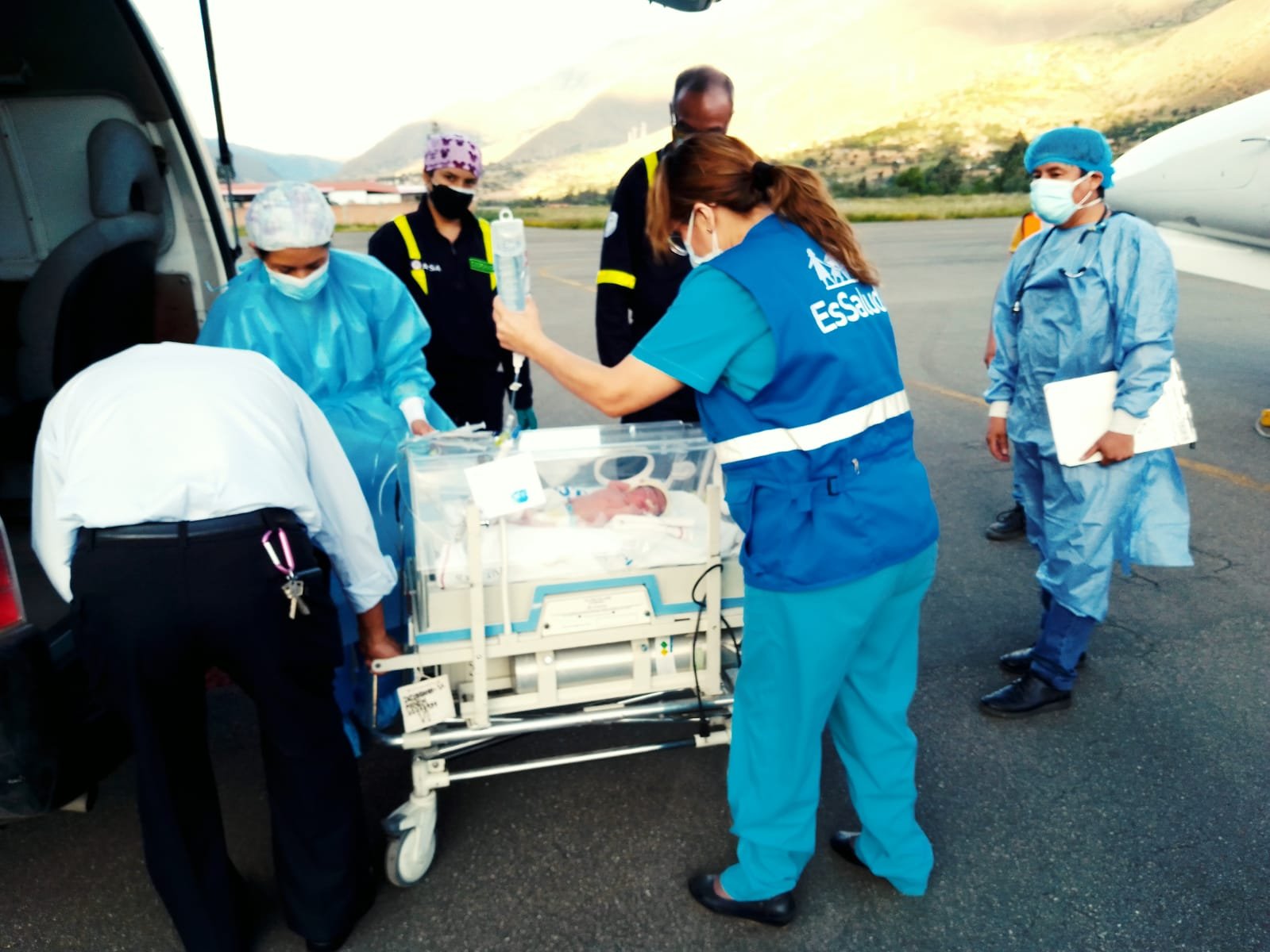 En ambulancia aérea trasladaron a un bebé prematuro, para salvarle la vida