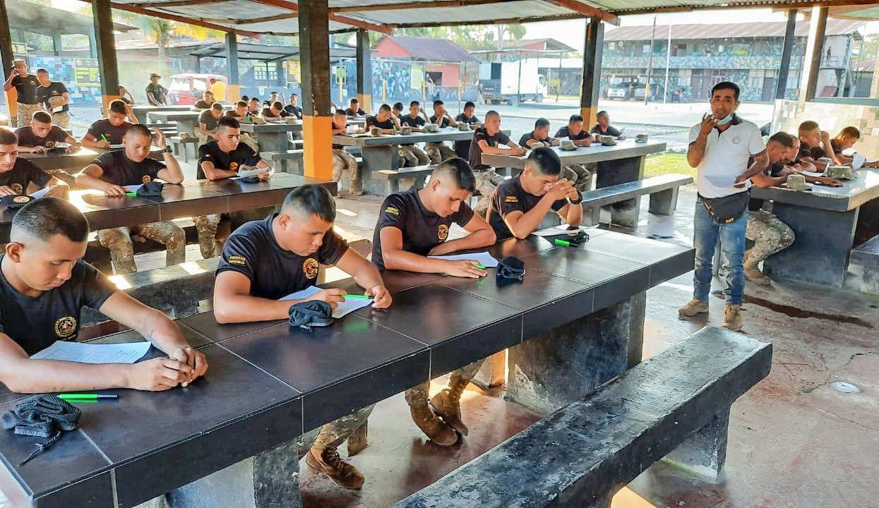 Capacitan en actividades productivas a soldados del Ejército en Tingo María