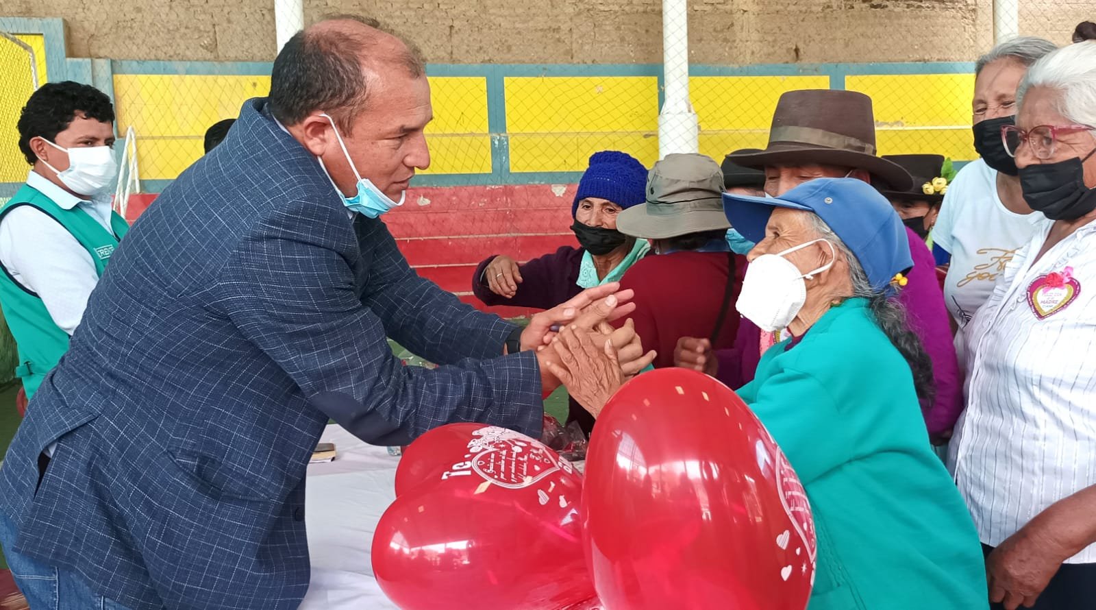 Alcalde de Huánuco rinde homenaje a madres de comedores, ollas comunes y adultas mayores