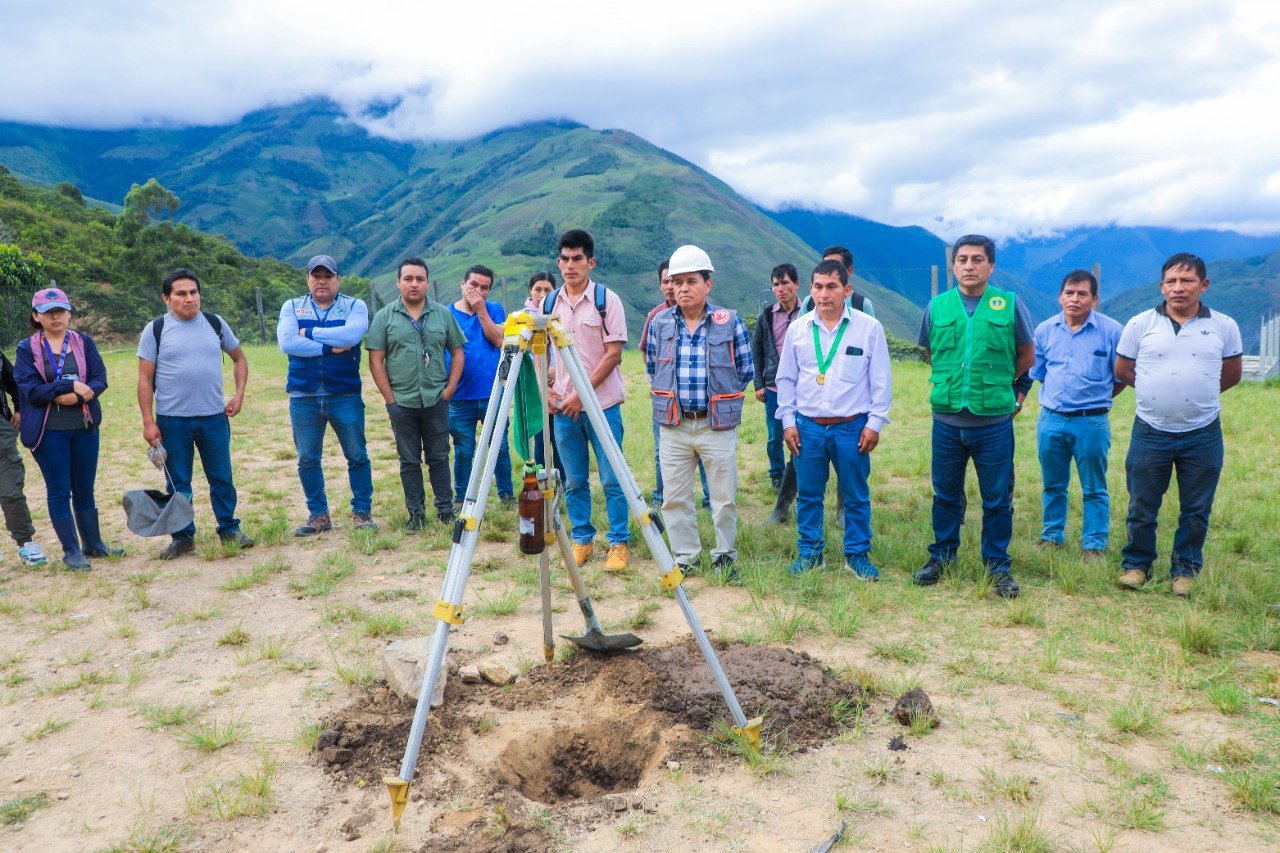 Ponen primera piedra para construir polideportivo en alejado poblado de Santa Virginia